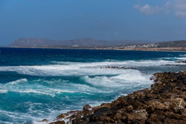 Yunanistan 'ın Girit kentinde güzel bir deniz manzarası. Denizde dalgalar.