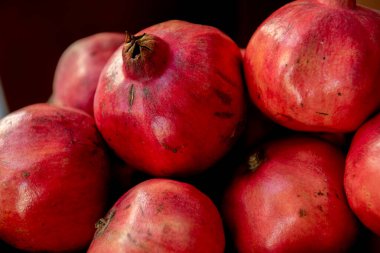Nar arkaplan, desen. Taze çiğ organik yakut meyvesi, doku arka planı. Yakut doğal nar yığını üst görünümü kapatır. Nar arkaplanı, desen.