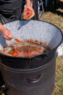 Kazanda güveç pişirmek, kazanda gulaş pişirmek..