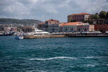 Chania Körfezi, güneşli yaz gününde Girit Adası, Yunanistan 'ın en güzel Venedik limanı. Güneşli yaz gününde Chania Körfezi.