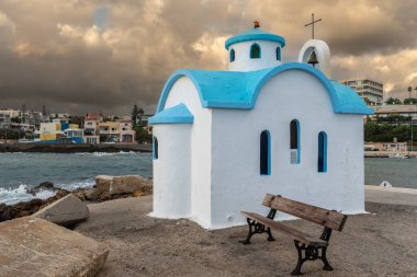 Girit kıyısında güneş doğarken güzel bir şapel. Agios Dionysios Olimbos Kilisesi Chania Kalamaki, Girit, Yunanistan.