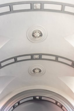 Girit 'teki küçük bir Yunan Katolik kilisesinin beyaz tavanı..