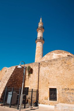 Eskiden Gazi Hüseyin Paşa Camii olarak bilinen Neradze Camii, Girit 'in Rethymno kentindeki tarihi Osmanlı döneminden kalma bir camidir. Artık bir müzik okulu olarak hizmet veriyor..