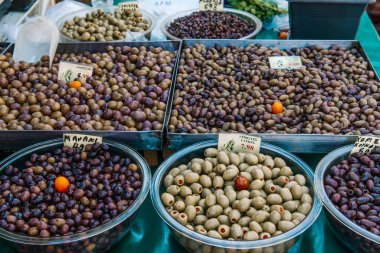 Yunanistan 'daki çiftçi pazarında kaselerde zeytin.