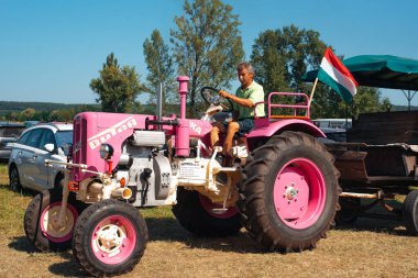 Vacratot, Macaristan-09 09 2023: Klasik eğlence ve klasik araç toplantısı. Arabalar, motosiklet karınca traktörleri