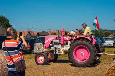 Vacratot, Macaristan-09 09 2023: Klasik eğlence ve klasik araç toplantısı. Arabalar, motosiklet karınca traktörleri