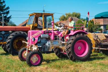 Vacratot, Macaristan-09 09 2023: Klasik eğlence ve klasik araç toplantısı. Arabalar, motosiklet karınca traktörleri