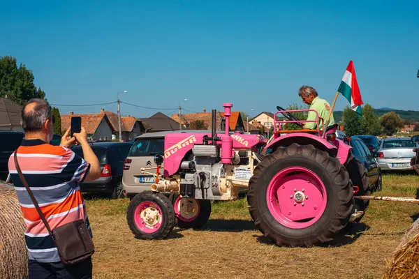 Vacratot, Macaristan-09 09 2023: Klasik eğlence ve klasik araç toplantısı. Arabalar, motosiklet karınca traktörleri