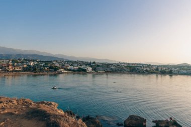 Günbatımında şehir manzarası, Agioi Apostoli, Chania, Girit, Yunanistan.