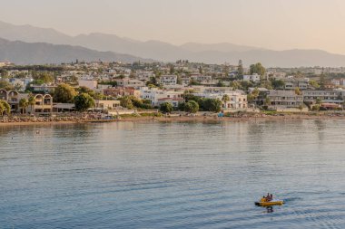 Günbatımında şehir manzarası, Agioi Apostoli, Chania, Girit, Yunanistan.