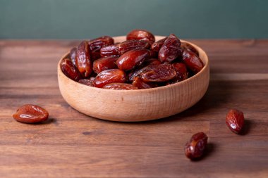 Ahşap masada kurutulmuş hurmalar.