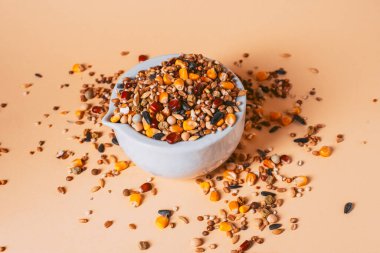 Kasedeki kuşları besle. Çeşit çeşit kuş yemi, yarış güvercinlerine yem.