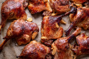 Pişirme tepsisinde kızarmış ördek bacağı. Kızarmış ördek bacağı.