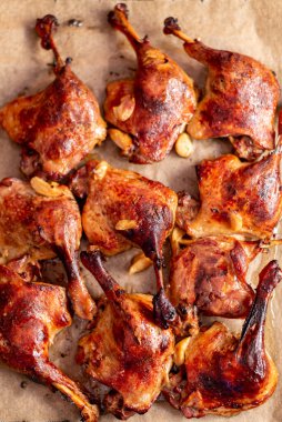 Pişirme tepsisinde kızarmış ördek bacağı. Kızarmış ördek bacağı.