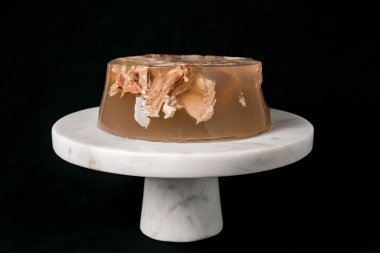 Etli jöle, etli jöle, geleneksel yemek. Tabaktaki kısım.