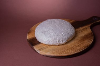 Beyaz pasta standında susam halkası olan ahşap tahta..