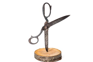 Büyük bir çift paslı, eski, açık makas. geniş açık eski terzi makasları beyaz arka planda.