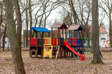 Parktaki bahçedeki renkli oyun parkı.