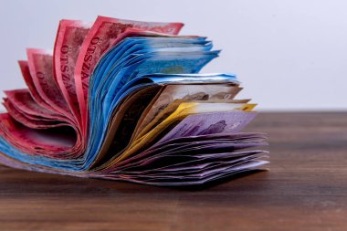 Macar HUF banknotları, kahverengi bir masada yığınla para.