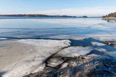 Baharda deniz. Mavi deniz suyunda eriyen buzlarla güzel bir bahar manzarası..