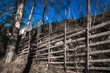 Gün batımında esnek dallardan yapılmış ahşap çitler.