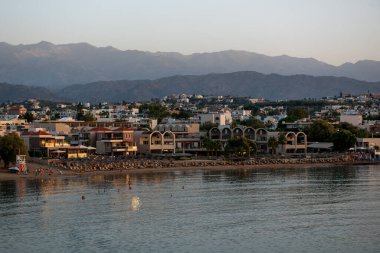 Günbatımında şehir manzarası, Agioi Apostoli, Chania, Girit, Yunanistan.