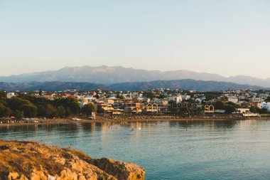 Günbatımında şehir manzarası, Agioi Apostoli, Chania, Girit, Yunanistan.