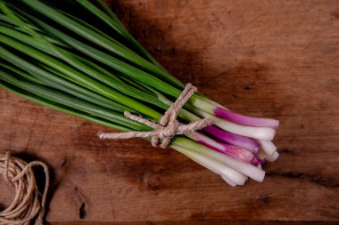 Köy ahşap masada taze yeşil soğan. Yüksek kalite fotoğraf