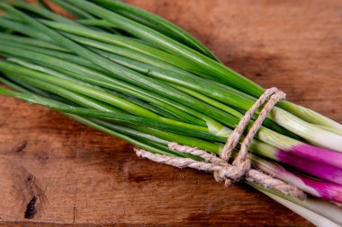 Köy ahşap masada taze yeşil soğan. Yüksek kalite fotoğraf