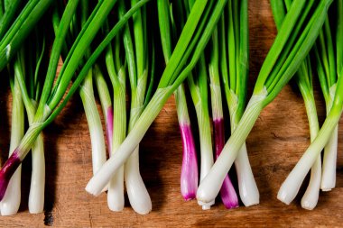 Köy ahşap masada taze yeşil soğan. Yüksek kalite fotoğraf