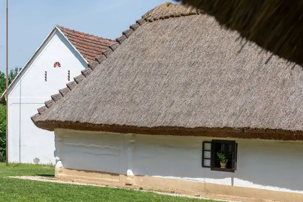 Açık hava müzesi. Skanzen 'deki geleneksel Macar konut binası..