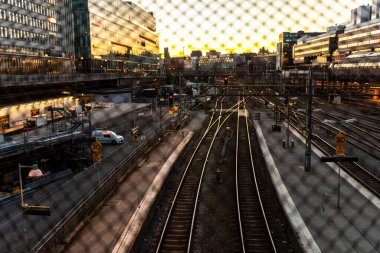 Yazın gece Stockholm 'deki boş tren istasyonu. Gece lambaları.