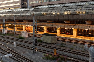 Yazın gece Stockholm 'deki boş tren istasyonu. Gece lambaları.