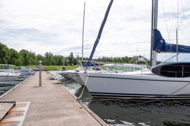 Rıhtıma demirlemiş yelkenliler. Baltık Denizi, İsveç