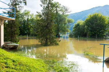 Yağmur yağdıktan sonra yaz ve sonbahar aylarında yüksek su ve mevsimsel seller olur. Nehir kıyısındaki bitkiler güneşli bir günde Tuna nehrinden taşar..