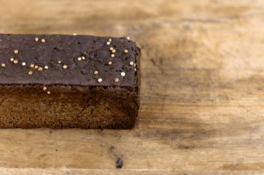 Taze pişmiş çavdar ekmeğinin yakın çekimi. Bu mayalı ekmek stili yapılmış buğdaysız çavdar ekmeği..