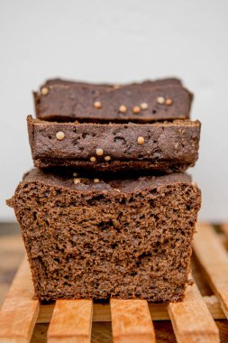 Dilimlenmiş çavdar ekmeği. Tahta üzerinde çavdar ekmeği..