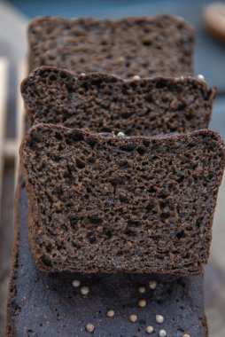 Dilimlenmiş çavdar ekmeği. Tahta üzerinde çavdar ekmeği..