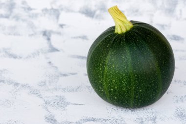 organik yuvarlak yeşil kabaklar gri kırsal arkaplan üzerinde kabak, kopyala boşluk.