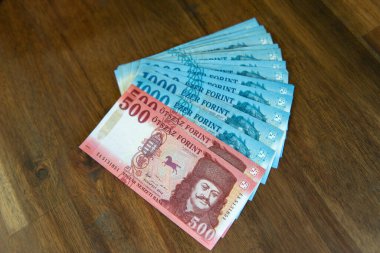 Macar forinti, ahşap zemin üzerine 500 ve 1000 nota..