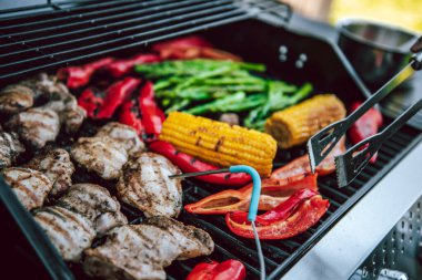 Izgarada et ve sebze pişirmek ya da sıcaklığı kontrol etmek..