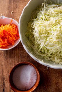 rendelenmiş beyaz lahana, havuç ve tuz. Lahana mayalamak