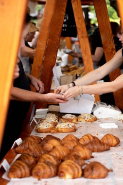 Çiftçi gıda pazarından taze ekmek ve hamur işi almak..