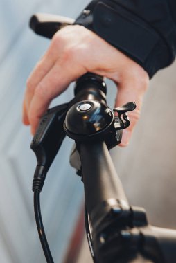 E-bisiklet, elektrikli bisiklet, zili ve tutuşu olan gidon.