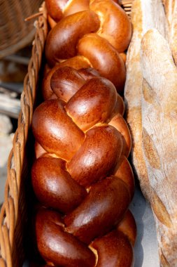 Örülmüş brioche, geleneksel şenlikli challah, uykuluk, ev yapımı Yunan yapımı brioche.
