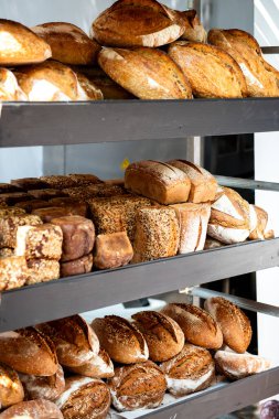 Markette ya da fırında raflarda ekmek var.