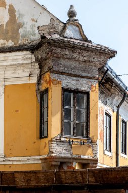 Bir sokak köşesinde yıkılan güzel bir ev.