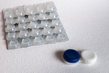 Kişi lensleri ve beyaz arkaplan üzerindeki dosya, üst görünüm