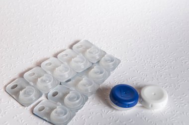 Kişi lensleri ve beyaz arkaplan üzerindeki dosya, üst görünüm