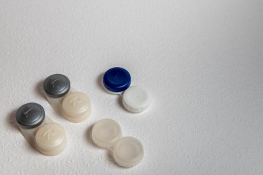 Beyaz arkaplandaki kontak lensler, üst görünüm